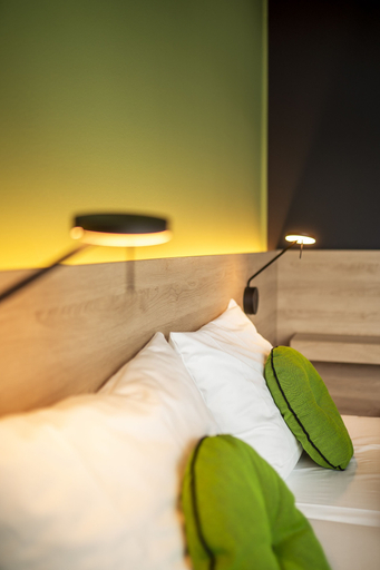 Bedroom 5, THE CLOUTH, Köln