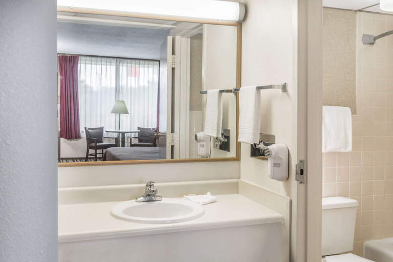 Bathroom 4, Super 8 by Wyndham Valdosta Mall, Lowndes