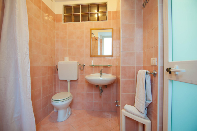 Bathroom 4, Albergo Macrì, Napoli