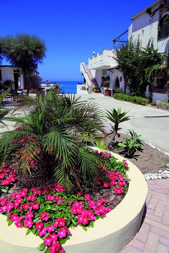 Others 5, Villaggio Agrumeto, Vibo Valentia