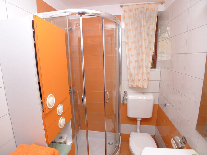 Bathroom 3, Apartment for 5 Persons With two Bedrooms and Internet, Premantura