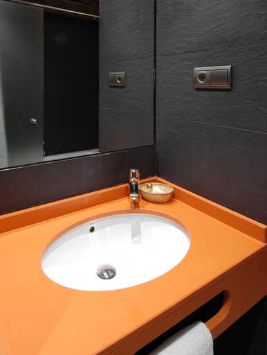 Bathroom 5, Hotel Cienbalcones, Zaragoza