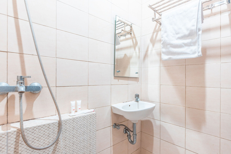 Bathroom 3, OYO 1990 Kost Kuningan Executive Boading House Setiabudi, South Jakarta