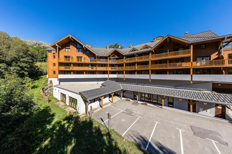Exterior & Views