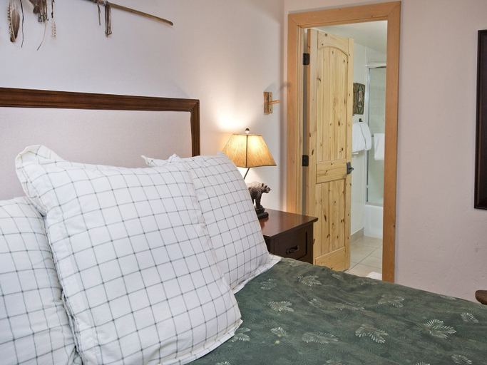 Bedroom 2, Village Center 1-E, Eagle