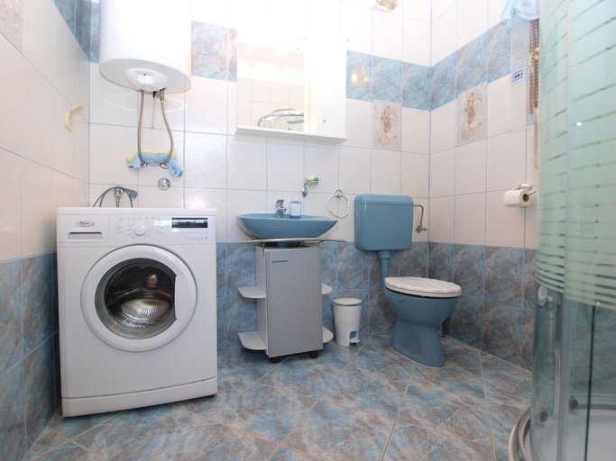 Bathroom 3, Apartment 1374, Pula