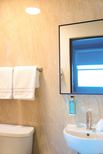 Bathroom 5, The Tryst Beachfront Hotel