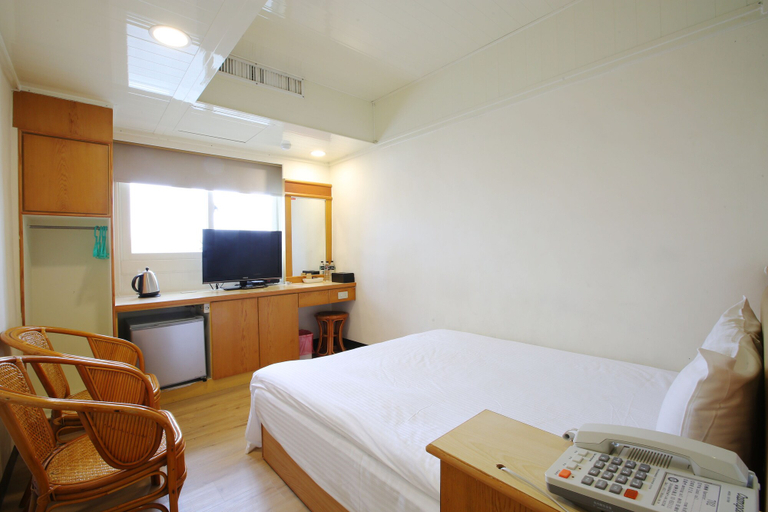 Bedroom 4, The Lion Hotel, Yilan