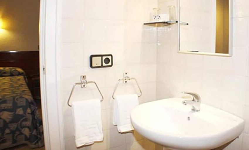 Bathroom, Hostal La Parrilla, Navarra
