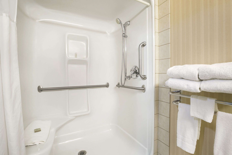 Bathroom 3, Super 8 by Wyndham High Level AB, Division No. 17