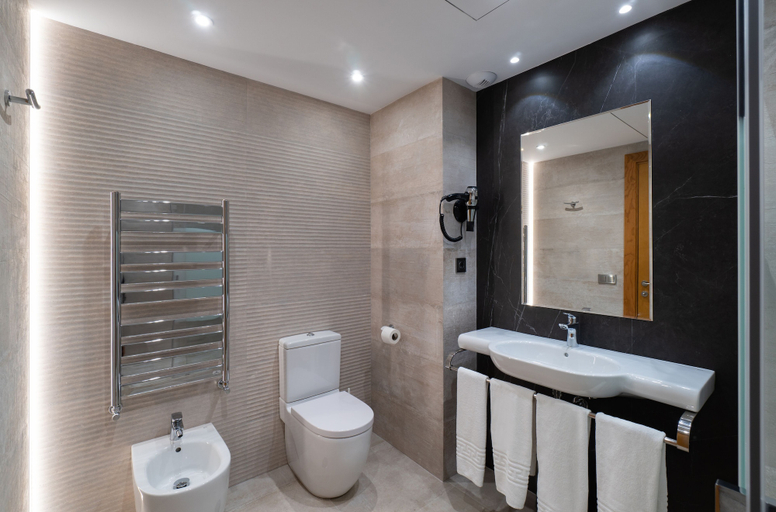 Bathroom 5, Hotel Apartamentos Bajondillo, Málaga