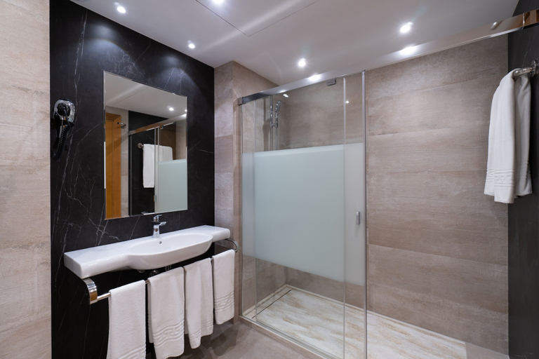 Bathroom 5, Hotel Apartamentos Bajondillo, Málaga