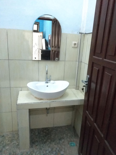 Bathroom 4, Gili Welldone Guesthouse, Lombok