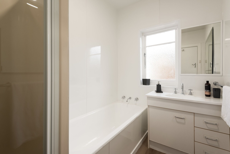 Bathroom, Sunrise at Penguin, Central Coast - Pt A