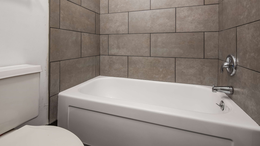 Bathroom 4, SureStay Hotel by Best Western Findlay, Hancock