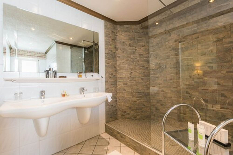 Bathroom 4, Lohmann's Romantik Hotel Gravenberg, Mettmann