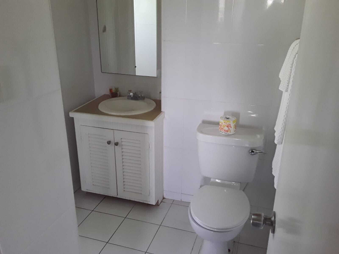 Bathroom 4, Coconut Court Beach