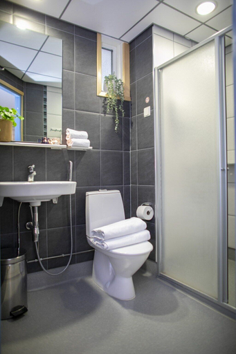 Bathroom 3, Hotelli Uusikuu, Southern Savonia