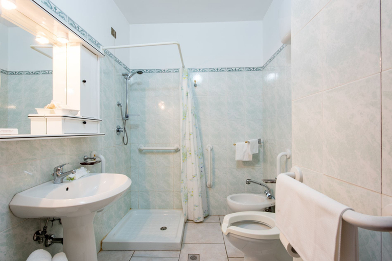 Bathroom 3, Hotel Villa Truentum, Teramo