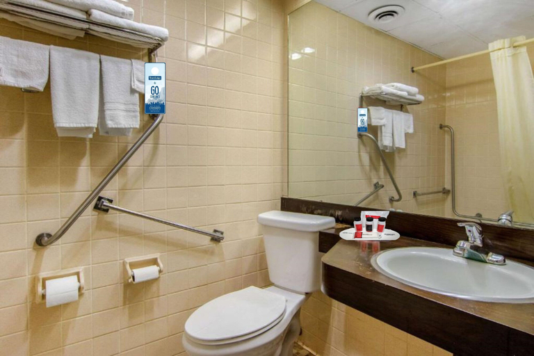 Bathroom 5, Travelodge by Wyndham Forsyth, Monroe