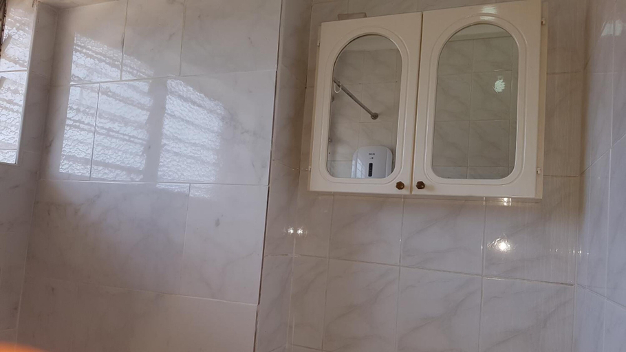 Bathroom 5, Lolos Cosy One Bedroom Apartment, Harare