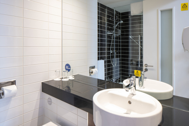 Bathroom 4, Holiday Inn Express Birmingham - South A45, Birmingham