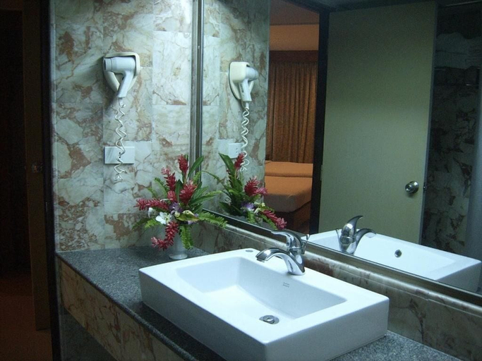 Bathroom 5, Royal Twins Palace Hotel, Pattaya