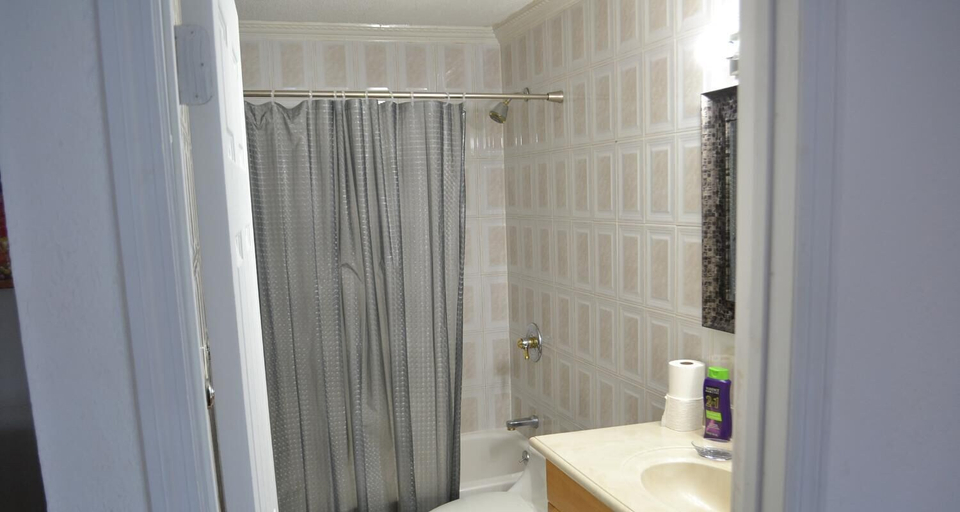 Bathroom 4, House for 12, Broward