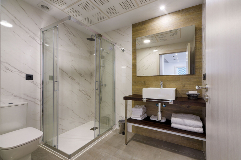 Bathroom 4, TH Apartments by Como en Casa, A Coruña