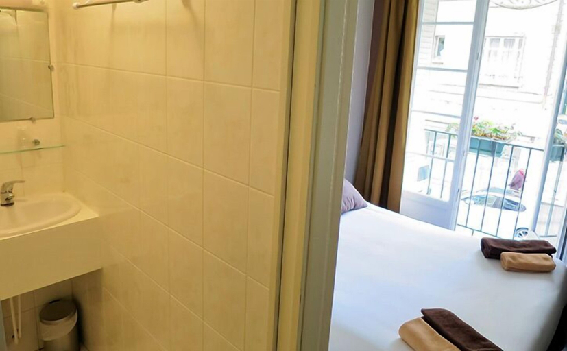 Bathroom 5, Hotel de la Paix, Calvados