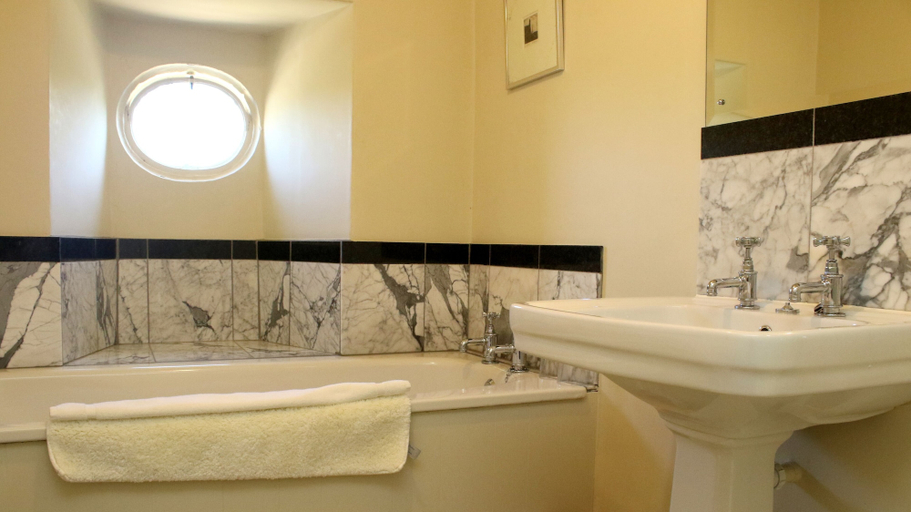 Bathroom 5, Aylworth Manor, Gloucestershire