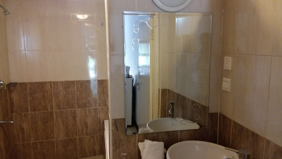 Bathroom 3, Afrikiko Riverfront Resort, Asuogyaman