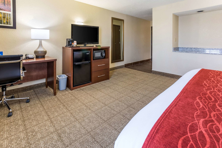 Bedroom 3, Comfort Inn Waukesha - Milwaukee West, Waukesha