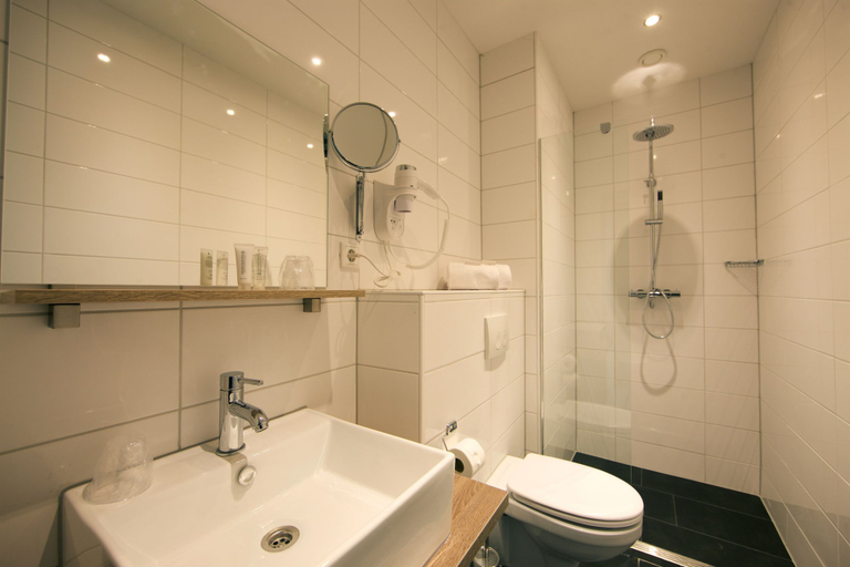 Bathroom 3, Camp Inn Hotel Amsterdam, Amsterdam