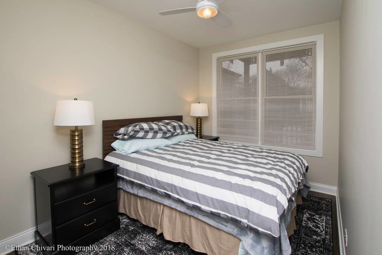 Bedroom 5, New Modern Comfort in Wrigleyville w Parking, Cook