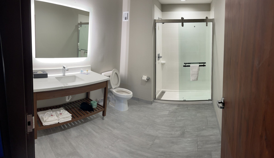 Bathroom 4, Comfort Inn & Suites Muskogee, Muskogee