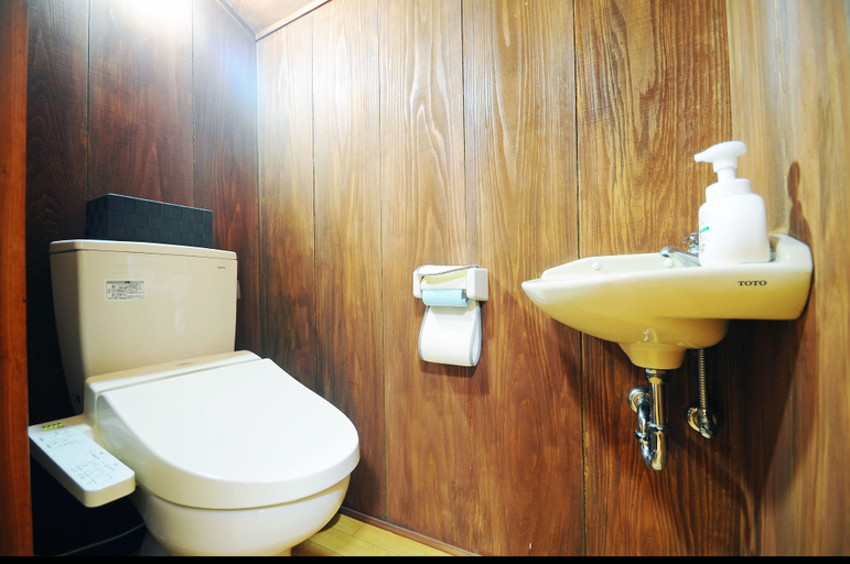Bathroom 2, Makiya Tokusukeya, Nago