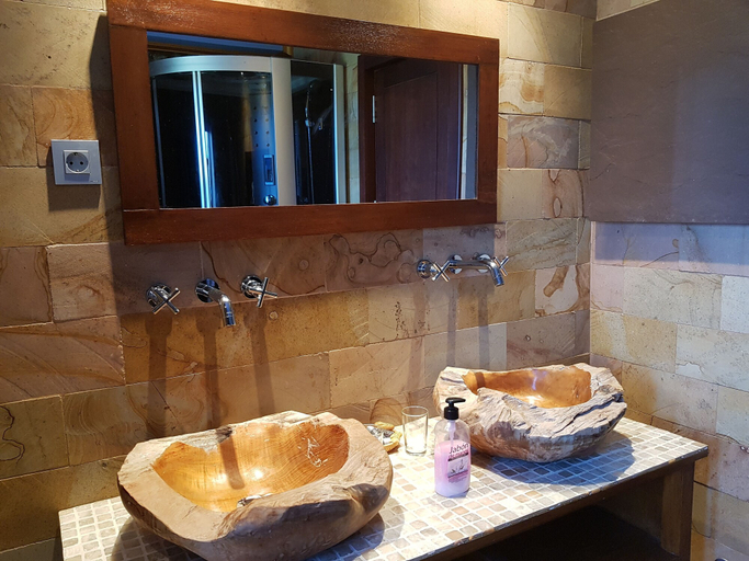 Bathroom 2, Casona Los Gamonales, Asturias