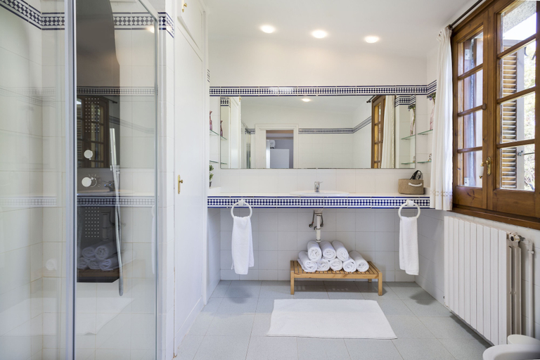 Bathroom 3, Villa Navarra Terramar, Barcelona