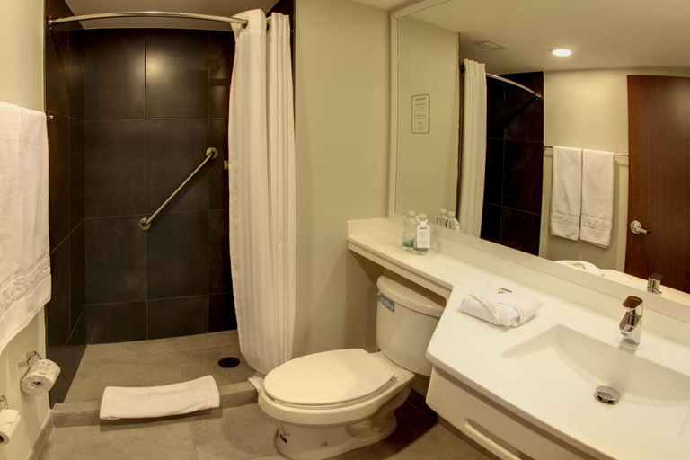 Bathroom 3, City Express Plus by Marriott Medellin Colombia, Medellín