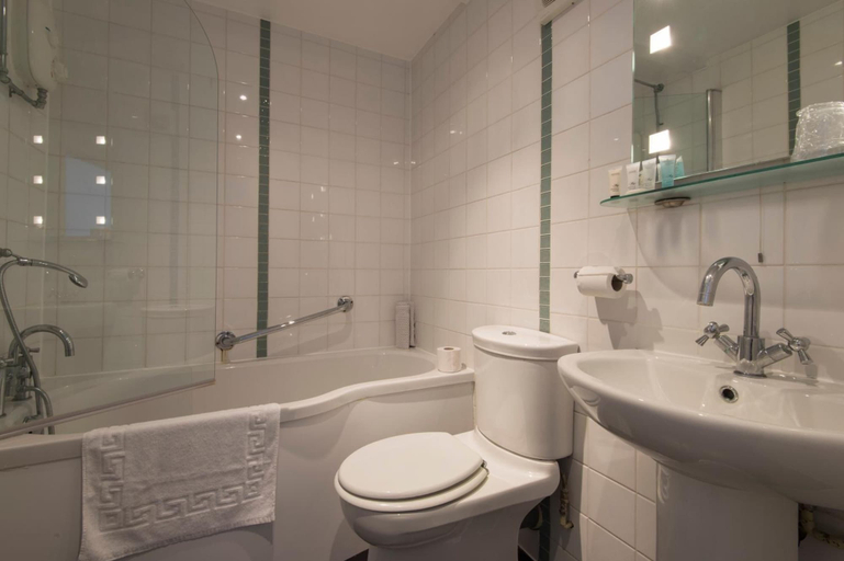 Bathroom 3, Green Dragon, Welton by Marston's Inns, East Riding of Yorkshire