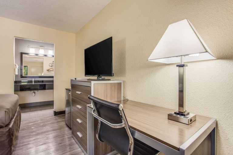Others 5, Econo Lodge Coliseum, Charleston