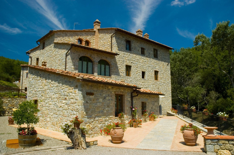 Exterior & Views