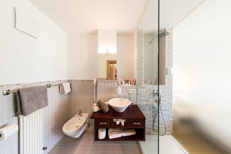 Bathroom 5, Hotel Weingarten, Bolzano
