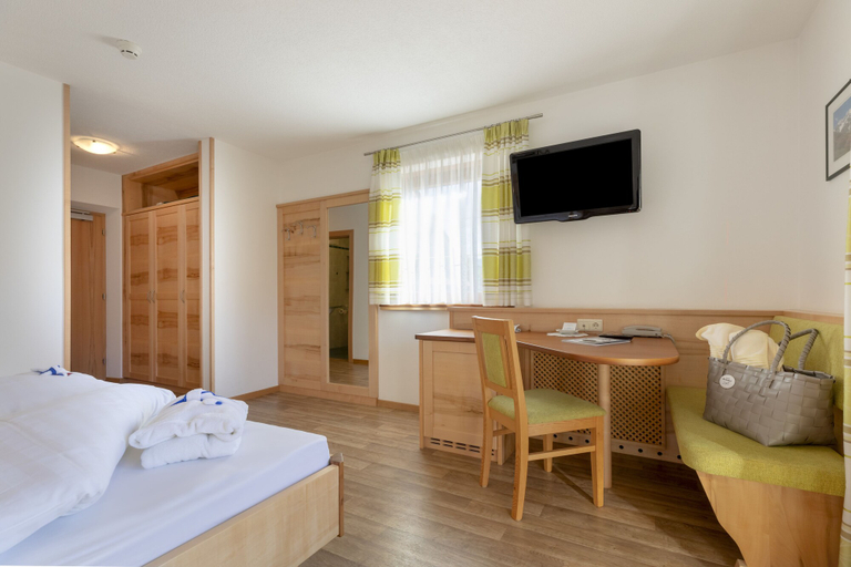 Bedroom 3, Hotel Kronhof, Bolzano