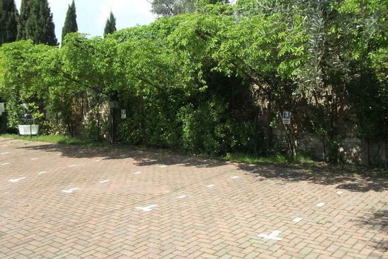 Parking, Villa Girasole B&B, Verona