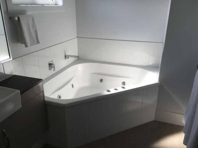 Bathroom 4, Athena Motel Apartments, Toowoomba - Central