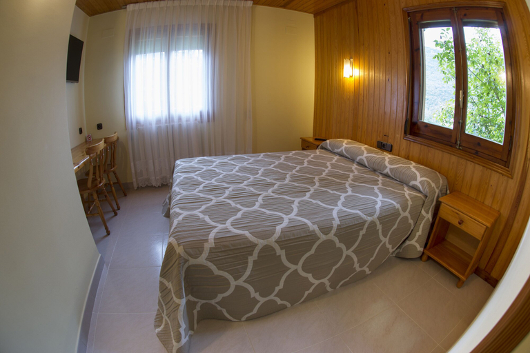Bedroom 2, Hotel Los Nogales, Huesca