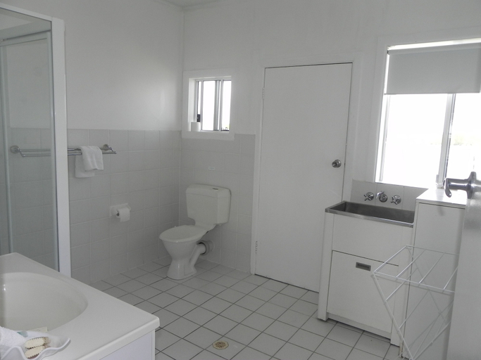 Bathroom 4, Leisure Lee Holiday Apartments, Ballina