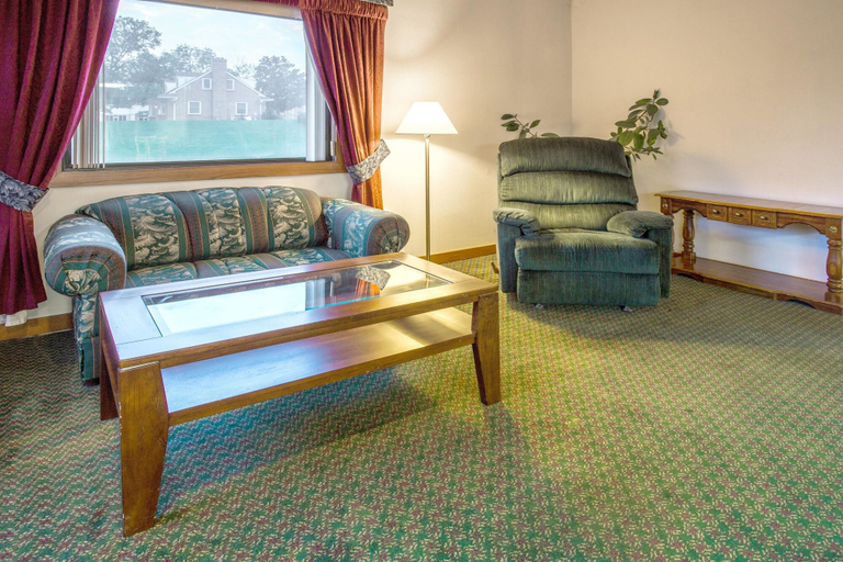 Others 4, Super 8 by Wyndham Hartford WI, Washington
